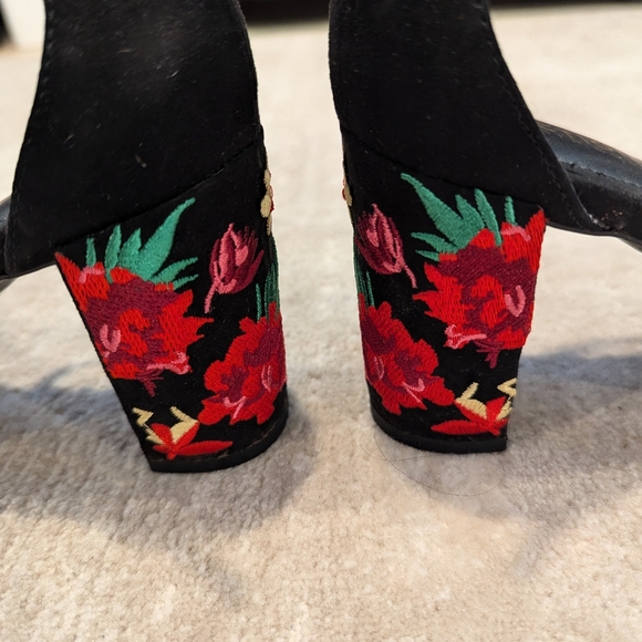 Embroidered heels - Picture 4 of 7